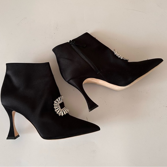 Manolo Blahnik
Cantita 90 Embellished Buckle Satin Booties - Picture 6 of 9